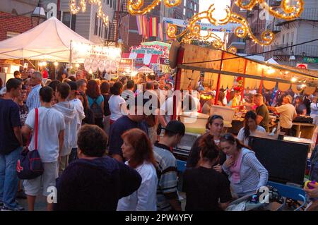 Il North End di Boston è noto per i divertenti festival religiosi durante l'estate. Foto Stock