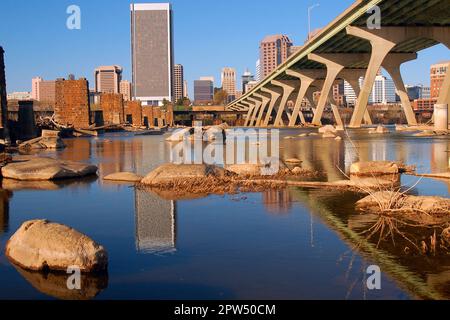 Richmond, Virginia, si rifletteva nel fiume James Foto Stock