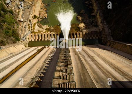 Vilanova de Sau, Spagna. 27th Apr, 2023. La diga visto al serbatoio dell'acqua Sau. Il bacino idrico, una delle principali fonti d'acqua della regione spagnola della Catalogna e in particolare per la città di Barcellona, è attualmente al 6% secondo i dati dell'Agenzia catalana per l'acqua, mentre i serbatoi d'acqua della regione sono al 27% della capacità; Che ha costretto il governo locale ad adottare misure contro la carenza idrica, poiché la Spagna è entrata in un periodo di siccità cronica. Il livello record basso ha fatto risorgere la città di Sant RomÃ con il suo iconico campanile, che è stato inondato nel 60s quando la diga Foto Stock