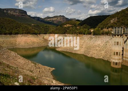 Vilanova de Sau, Spagna. 27th Apr, 2023. La diga visto al serbatoio dell'acqua Sau. Il bacino idrico, una delle principali fonti d'acqua della regione spagnola della Catalogna e in particolare per la città di Barcellona, è attualmente al 6% secondo i dati dell'Agenzia catalana per l'acqua, mentre i serbatoi d'acqua della regione sono al 27% della capacità; Che ha costretto il governo locale ad adottare misure contro la carenza idrica, poiché la Spagna è entrata in un periodo di siccità cronica. Il livello record basso ha fatto risorgere la città di Sant RomÃ con il suo iconico campanile, che è stato inondato nel 60s quando la diga Foto Stock