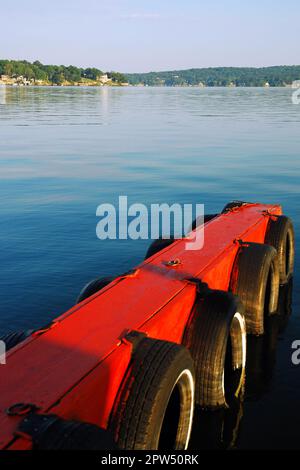 I pneumatici sono posti lungo i lati di un molo per proteggere se stessi e le barche sul lungolago nel lago Hoptacong Foto Stock