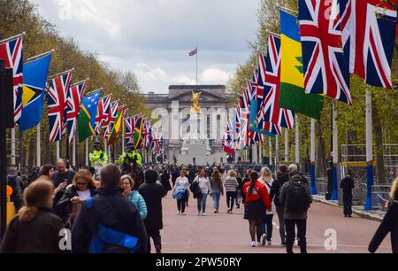 Londra, Regno Unito. 28th aprile 2023. Union Jacks e le bandiere dei paesi del Commonwealth decorano il Mall mentre la folla inizia a riunirsi intorno a Buckingham Palace prima dell'incoronazione di Re Carlo III, che si svolge il 6th maggio. Foto Stock