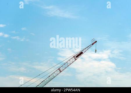 Gru di sollevamento verde su sfondo blu cielo Foto Stock