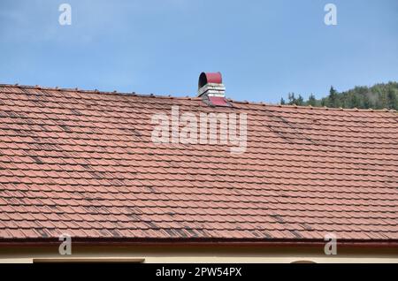 Il tetto di questa piazza e piastrelle di ceramica è rosso. Il vecchio tipo di rivestimento del tetto in ricche case del XIX secolo Foto Stock