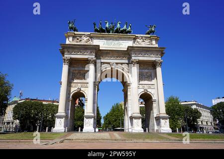 MILANO, ITALIA - 13 AGOSTO 2022: Arco trionfale della Pace a Milano Foto Stock
