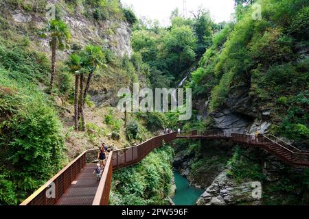 BELLANO, ITALIA - 12 AGOSTO 2022: Cascate e gole di un canyon naturale, Orrido di BellanoLombardia Foto Stock