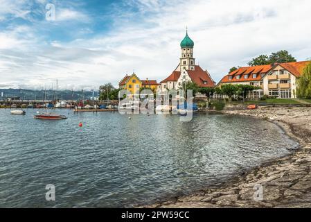 Porto con la chiesa cattolica di San George a Wasserburg sul Lago di Costanza, Lindau District, Baviera, Germania Foto Stock