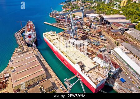 Vista aerea dei cantieri navali a Rijeka, baia del Quarnero della Croazia Foto Stock