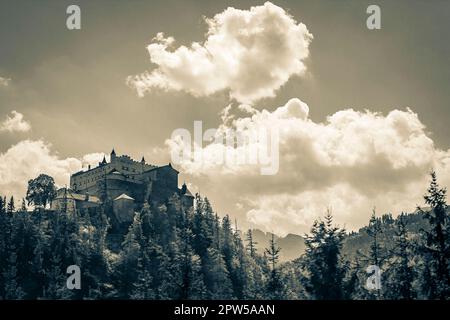 Antica foto in bianco e nero del castello di Hohenwerfen castello fortezza sulla montagna con panorama alpino a Werfen Pongau Salzburg Austria. Foto Stock