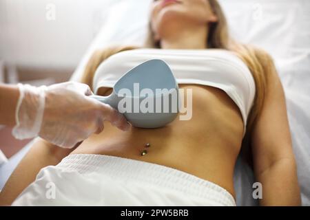 Procedura di rimozione dei peli. Ripresa tagliata di giovane donna bionda fit cliente ricevendo laser procedura di rimozione dei capelli sul corpo in clinica di bellezza. Bellezza delle donne Foto Stock