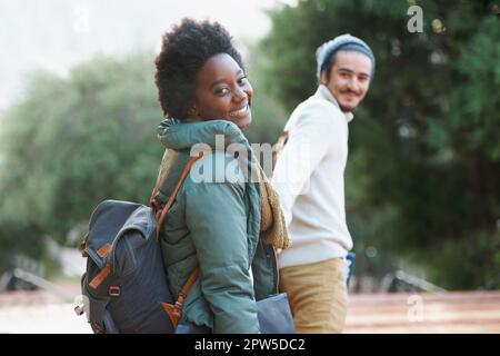 Vita universitaria. studenti universitari tra le classi nei campi del campus Foto Stock