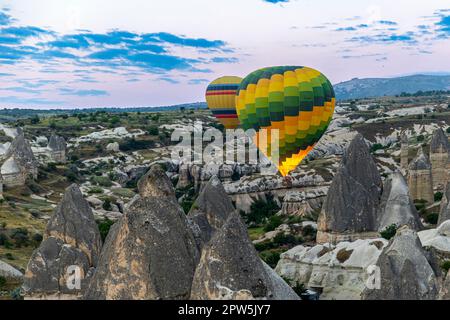 GOREME/TURCHIA - 29 giugno 2022: Mongolfiere all'alba vicino a goreme Foto Stock