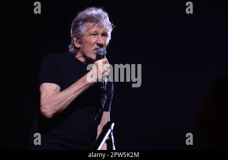 Bologna, Italia. 28th Apr, 2023. Roger Waters, bassista, cantautore ed ex membro della rock band Pink Floyd che si esibisce sul palco a Bologna, 28 aprile 2023, in Italia, durante il suo tour europeo. Foto Michele Nucci Credit: Agenzia fotografica indipendente/Alamy Live News Foto Stock