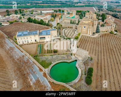 Monastero di Santa Maria de Poblet, Catalogna, Spagna, veduta aerea generale presa dal laghetto di irrigazione con il particolare di Poblet scritto in bianco st Foto Stock