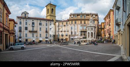 Piazza con Fontana Bollente, nel centro di Acqui Terme, antico borgo piemontese Foto Stock
