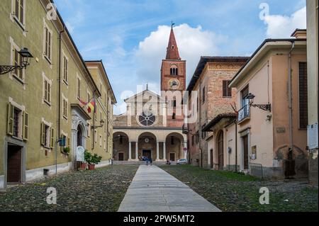 Antica cattedrale del centro storico di Acqui Terme in Piemonte Foto Stock