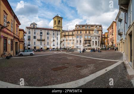 Piazza con Fontana Bollente, nel centro di Acqui Terme, antico borgo piemontese Foto Stock