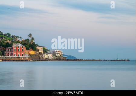 Bellissima villa direttamente sul mare a Rapallo sulla Riviera Italiana Foto Stock