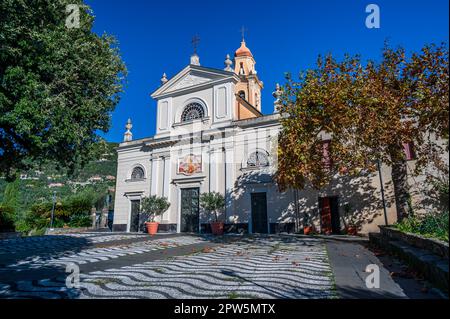 Chiesa di Sant'Ambrogio, sulle colline vicino a Zoagli sulla Riviera Italiana Foto Stock