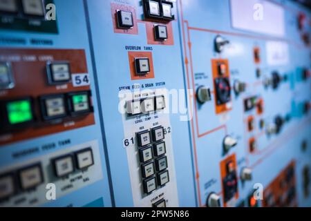 Immagine di un pannello di controllo con molti pulsanti. Foto Stock