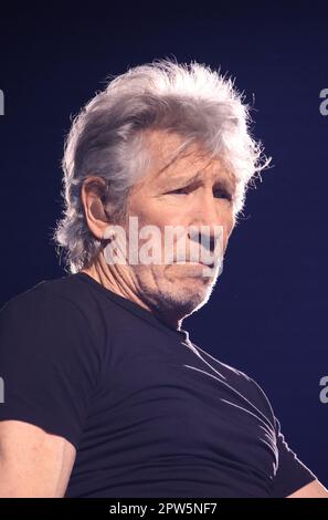 Bologna, Italia. 28th Apr, 2023. Roger Waters, bassista, cantautore ed ex membro della rock band Pink Floyd che si esibisce sul palco a Bologna, 28 aprile 2023, in Italia, durante il suo tour europeo. Foto Michele Nucci Credit: Live Media Publishing Group/Alamy Live News Foto Stock