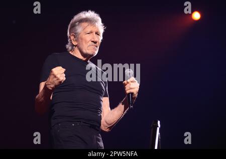 Bologna, Italia. 28th Apr, 2023. Roger Waters, bassista, cantautore ed ex membro della rock band Pink Floyd che si esibisce sul palco a Bologna, 28 aprile 2023, in Italia, durante il suo tour europeo. Foto Michele Nucci Credit: Agenzia fotografica indipendente/Alamy Live News Foto Stock