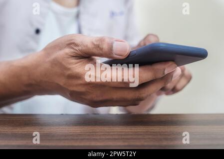 Età della tecnologia persone, l'uso della tecnologia nell'era moderna, interconnessione tramite rete internet, comunicazione con Internet, Business man noi Foto Stock