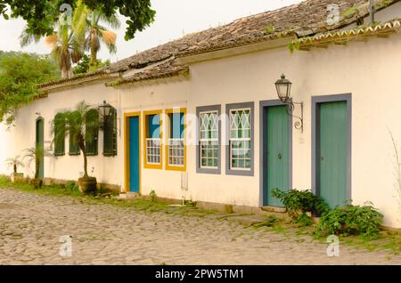 Case colorate in stile coloniale nel centro storico di Paraty; architettura portoghese base, bianco, con tetti e colori. Verde, giallo e blu. Foto Stock