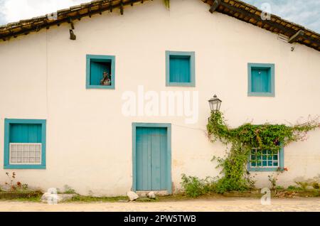 Case colorate in stile coloniale nel centro storico di Paraty; architettura portoghese base, bianco, con tetti e colori. Verde, giallo e blu. Foto Stock