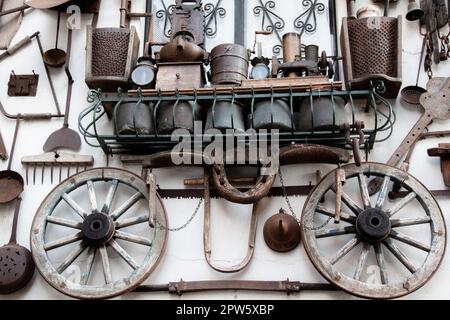 Strumenti tradizionali di fabbri. Concetto di lavoro in officina. Dettagli ravvicinati degli strumenti utilizzati per lavorare con il ferro da stiro Foto Stock