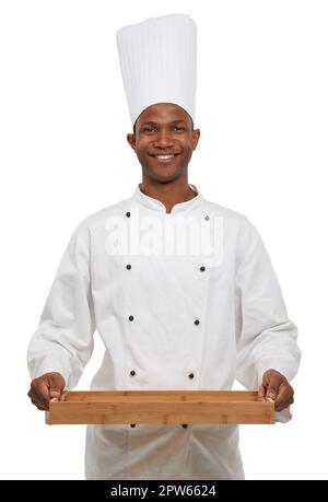 Pronto a preparare un piatto. Uno chef afroamericano che tiene un vassoio e si erge su uno sfondo bianco Foto Stock