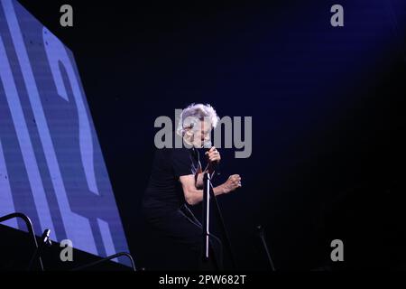 Bologna, Italia. 28th Apr, 2023. Roger Waters, bassista, cantautore ed ex membro della rock band Pink Floyd che si esibisce sul palco a Bologna, 28 aprile 2023, in Italia, durante il suo tour europeo. Foto Michele Nucci Credit: Live Media Publishing Group/Alamy Live News Foto Stock