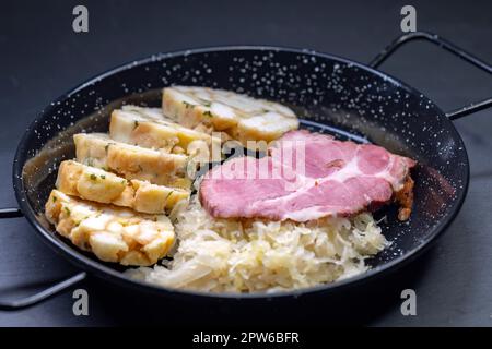 carne affumicata servita con crauti e gnocchi Foto Stock