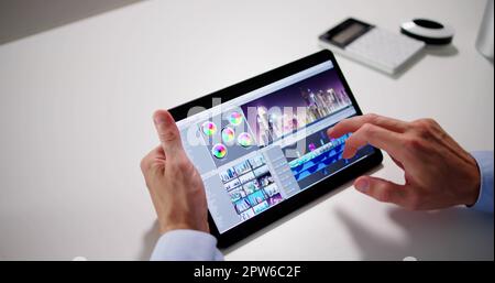 Editor video o Designer che utilizza il software di editing Tech sul tablet Foto Stock