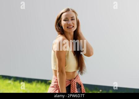Ritratto all'aperto di felice giovane donna sportiva in abiti casual Foto Stock