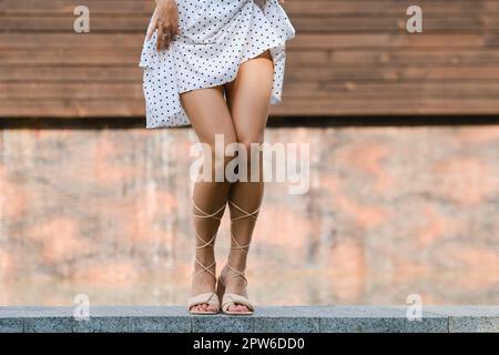 Irriconoscibile bella donna ballare all'aperto, gambe squatting Foto Stock