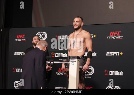 LAS VEGAS, NV - APRILE 28: Cody Brundage posa sulla scala durante l'UFC Vegas 72: Weigh-in all'UFC Apex il 28 Aprile 2023 a Las Vegas, Nevada, Stati Uniti. (Foto di Diego Ribas/PxImages) Foto Stock