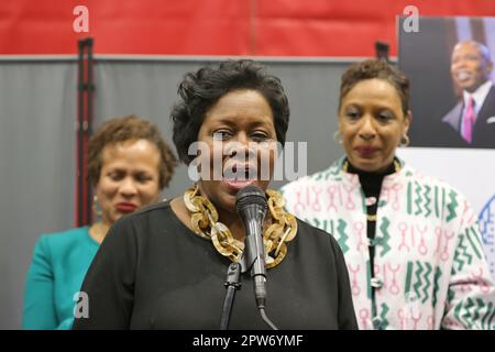 CUNY York College, New York, USA, 28 aprile 2023 - il sindaco Eric Adams e Berenecea Johnson Eanes Presidente dello York College, CUNY esprime le sue osservazioni ad un evento di Hiring Hall del Dipartimento di New York del governo della Services amministrativa cittadina (DCAS) al CUNY York College in Giamaica Queens New York. Foto: Luiz Rampelotto/EuropaNewswire Foto Stock