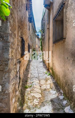 Passeggiate nelle pittoresche strade di Saint-Paul-de-Vence, Costa Azzurra, Francia. È una delle più antiche città medievali della Costa Azzurra Foto Stock