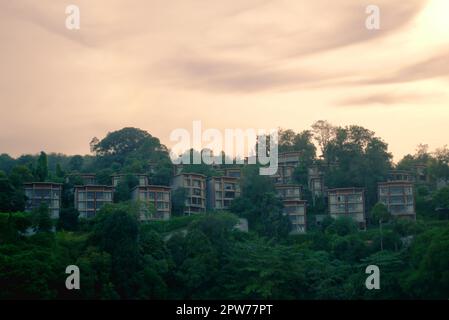 Complesso di appartamenti situato nella giungla a Phuket, Tailandia. Colore dissaturata post immagine elaborata. Foto Stock