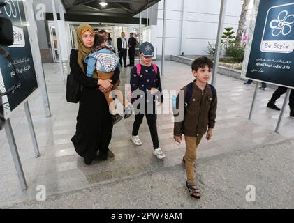 Gaza, Palestina. 28th Apr, 2023. Una famiglia palestinese che è stata evacuata dal Sudan arriva alla porta del passaggio di Rafah nella striscia di Gaza meridionale. Credit: SOPA Images Limited/Alamy Live News Foto Stock