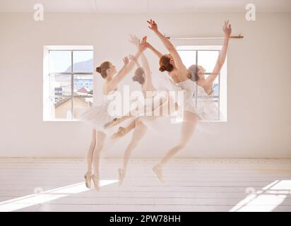 Ballare, ballare e ballare ballerina saltando mentre si ha un'esperienza fuori dal corpo in uno studio d'arte. Allenamento femminile ballerina in forma, elegante e classica Foto Stock