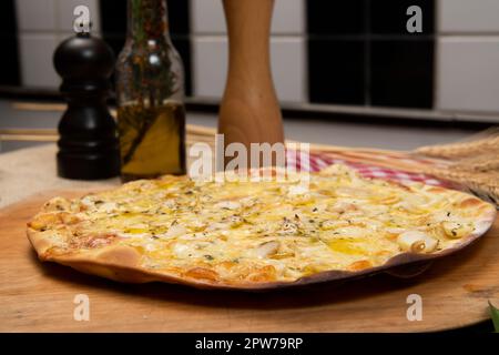 Funghi brasiliani, formaggio e pizza origano, vista dall'alto Foto Stock