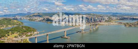 Vista panoramica del terzo ponte ad alta risoluzione, collegamento tra 'Vila Velhaa' e 'Vitoria'. In cima al 'Morro do Moreno'. Espirito Santo, Foto Stock