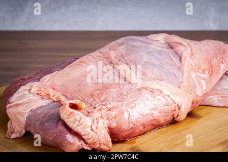 FLANK STEAK Beef BBQ food. Carne cruda con rivestimento grassa su asse di legno su fondo grigio. Foto Stock