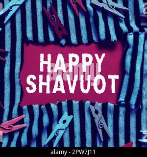 Testo scritto a mano Happy Shavuot, concetto Internet festa ebraica commemorazione della rivelazione dei dieci Comandamenti Foto Stock
