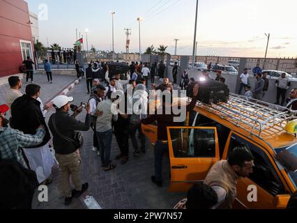 Gaza, Palestina. 28th Apr, 2023. I palestinesi che sono stati evacuati dal paese del Sudan a causa dei combattimenti, arrivano nella striscia di Gaza attraverso la frontiera di Rafah con l'Egitto. (Foto di Yousef Masoud/SOPA Images/Sipa USA) Credit: Sipa USA/Alamy Live News Foto Stock