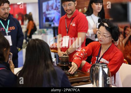 Bogota, Colombia. 21st Apr, 2023. Wang Yuqin (1st R), direttore cinese dell'Istituto Confucio dell'Università Jorge Tadeo Lozano, dimostra l'arte cinese del tè in una fiera internazionale del libro a Bogotà, capitale della Colombia, il 21 aprile 2023. La fiera del libro, che si attiva dal 18 aprile al 2 maggio, dovrebbe accogliere più di 600.000 visitatori. Credit: Tang Wei/Xinhua/Alamy Live News Foto Stock