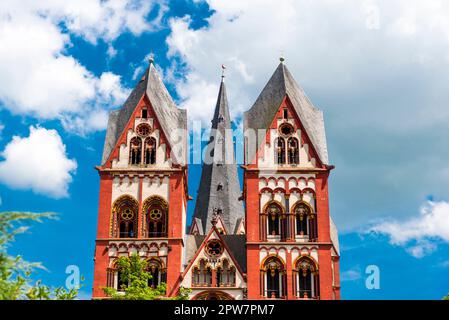 La facciata esterna rossa e bianca della Cattedrale di Limburgo con le sue due torri principali Foto Stock