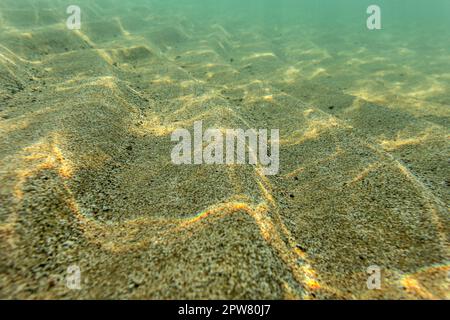 Mare poco profondo e fondo, sabbia 'dunes' illuminata da sun. Abstract sfondo marino. Foto Stock